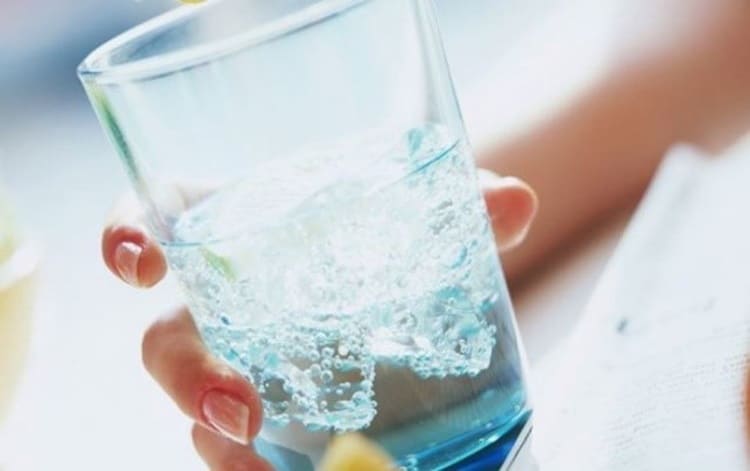 Acqua gassata e frizzante