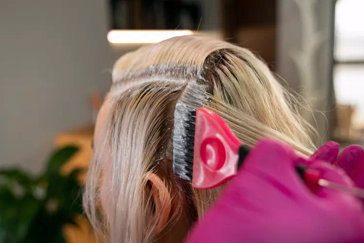 Come coprire i capelli bianchi: dal caffè all'henné