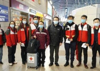 Coronavirus aiuti: sbarcati dalla Cina 9 medici specialisti e tonnellate di materiale sanitario