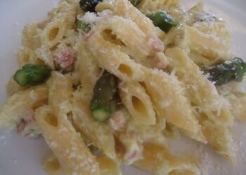 Mezze penne agli asparagi, ricotta e pancetta, la primavera in tavola