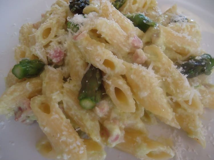Mezze penne agli asparagi, ricotta e pancetta, la primavera in tavola