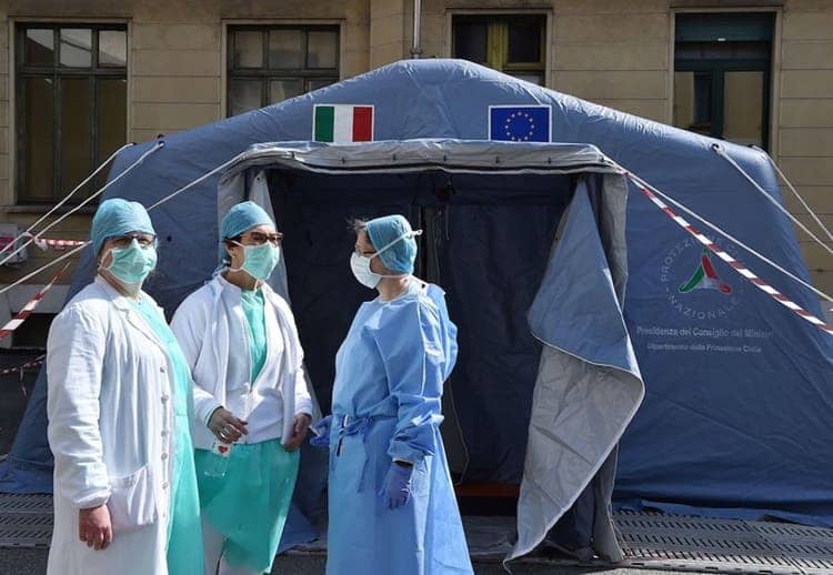 Nuovo Coronavirus, si ipotizza una pandemia a cicli che durerà 18 mesi