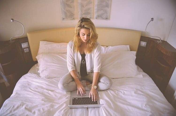 Smart working, perché lavorare sul letto non fa bene alla salute