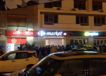 I supermercati presi d'assalto nella notte, restano aperti h24