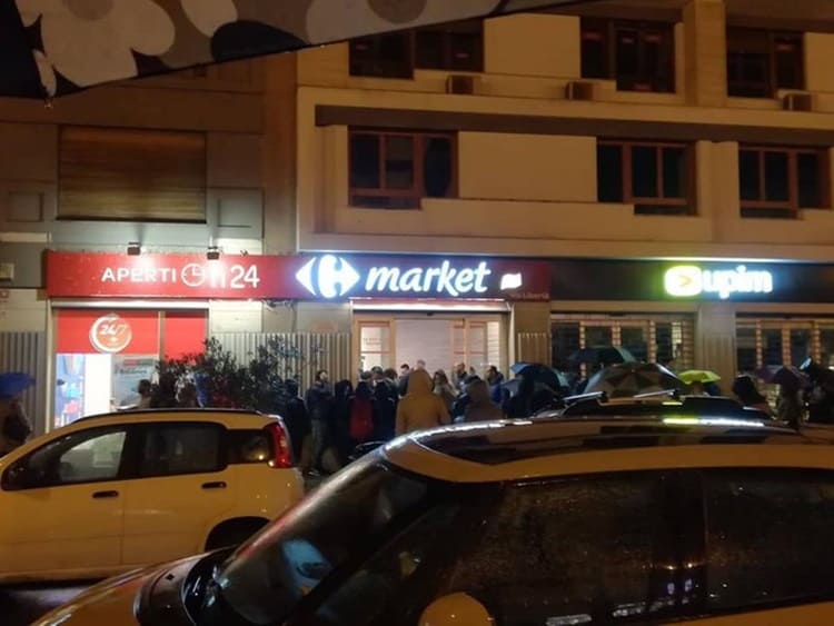 I supermercati presi d'assalto nella notte, restano aperti h24