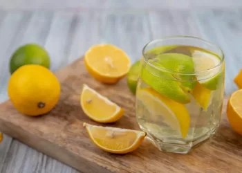 Limone e acqua contro 13 problemi di salute: ecco i benefici!