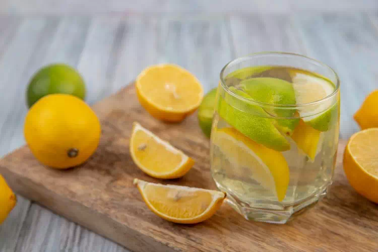 Limone e acqua contro 13 problemi di salute: ecco i benefici!