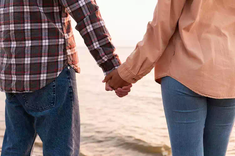 La scienza lo conferma, tenersi per mano