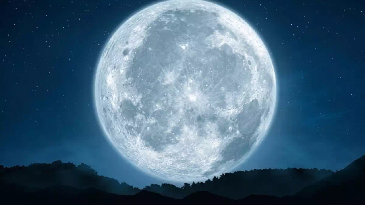 primo piano di una luna piena brillante in un cielo stellato
