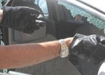 bimbo chiuso in auto
