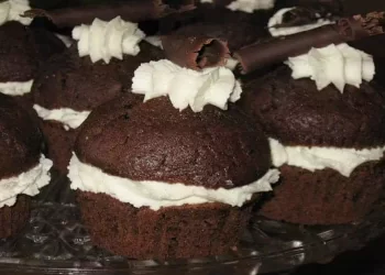 Muffin al cioccolato ripieni di panna e mascarpone,