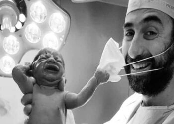 neonato-strappa-la-mascherina-al-medico