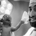 neonato-strappa-la-mascherina-al-medico