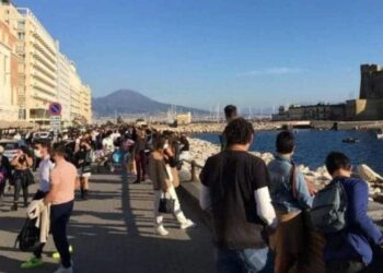 Lungomare di Napoli affollato