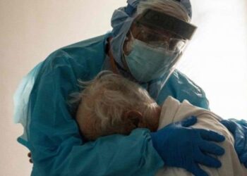 Abbraccio tra medico e paziente positivo