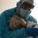Abbraccio tra medico e paziente positivo