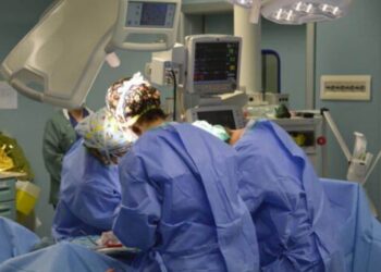 donna partorisce durante un'operazione