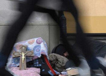 Poliziotto vede le sue scarpe rubate