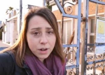 Mamma si reca sulla tomba della figlia