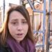 Mamma si reca sulla tomba della figlia