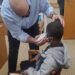 preside-taglia-i-capelli-ad-uno-studente