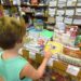 Bambino chiede aiuto per studiare