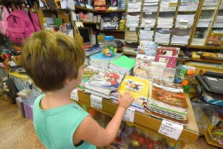Bambino chiede aiuto per studiare