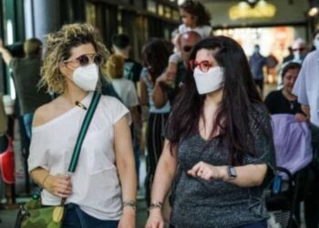 Addio mascherina all'aperto