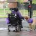 Aiuta la padrona disabile