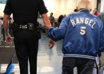 uomo di 92 anni cacciato banca