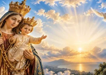 Madonna della Catena con il Bambino Gesù incoronato tra le braccia, raffigurata con una catena dorata, sullo sfondo di un cielo luminoso al tramonto con raggi di sole