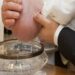 neonato ride e batte le mani -min