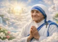 Madre Teresa di Calcutta ritratta in un paesaggio celestiale, circondata da nuvole luminose, raggi di luce dorata e colombe bianche, simbolo di pace e spiritualità