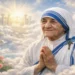 Madre Teresa di Calcutta ritratta in un paesaggio celestiale, circondata da nuvole luminose, raggi di luce dorata e colombe bianche, simbolo di pace e spiritualità