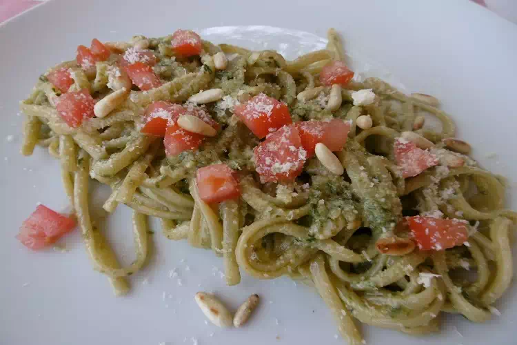 Ricetta linguine al pesto cremoso, facile e buonissimo