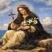 Santa Rosalia seduta sulle rocce davanti al mare, con corona di fiori, crocifisso in mano e bouquet di rose e gigli, barca sullo sfondo e cielo sereno.