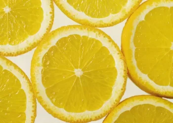 La bevanda di acqua e limone: una doccia interna mattutina