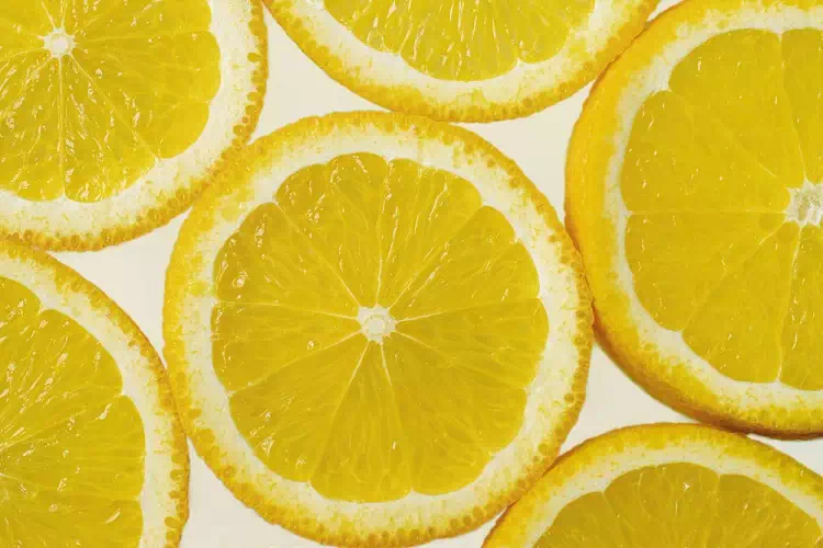 La bevanda di acqua e limone: una doccia interna mattutina