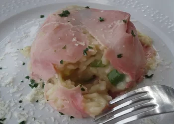 La ricetta del risotto in camici di prosciutto cotto