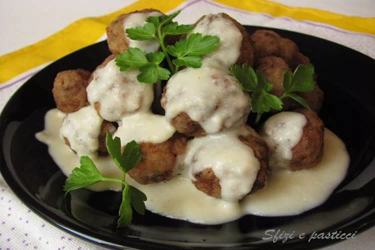 Polpette con crema al parmigiano