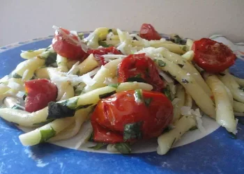 Fusilli calabresi con pomodorini pachino, rucola e grana