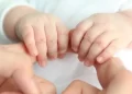 Il bambino sorride per la prima volta in ospedale