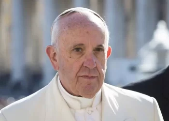 Papa: prima di giudicare, guardiamoci allo specchio
