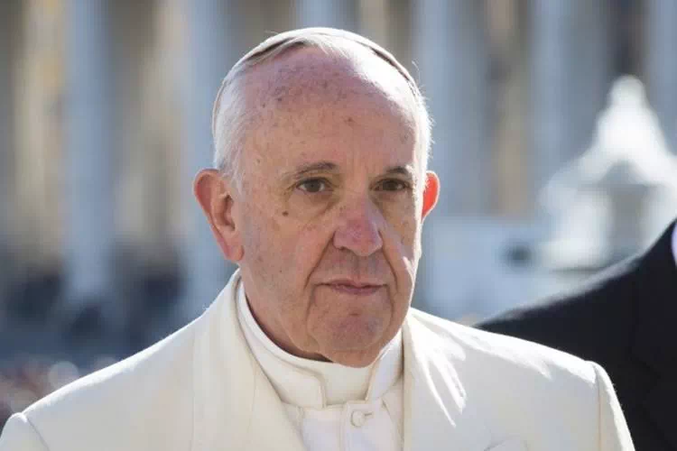 Papa: prima di giudicare, guardiamoci allo specchio