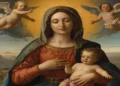 Madonna del Sorriso con il Bambino Gesù in braccio, raffigurata con aureola dorata e circondata da angeli in volo. Sullo sfondo si intravedono un paesaggio collinare, fedeli in preghiera e una chiesa, simboli di fede, protezione e speranza.