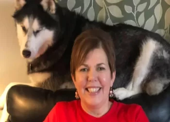 Il cane annusa la pancia della propria padrona e le salva la vita