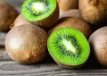 Kiwi, benefici: ecco tutte le proprietà di questo frutto