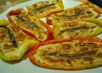 Peperoni ripieni con scamorza affumicata ed acciughe: La ricetta per un gustoso piatto ricco di sapori