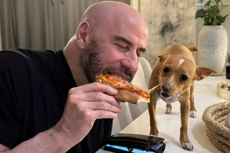 L’attore John Travolta, una pizza e coccole con il cane Peanut