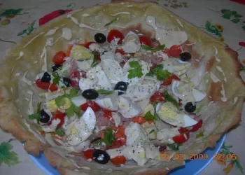 Insalata in crosta di Pan Pizza con salsa allo yogurt